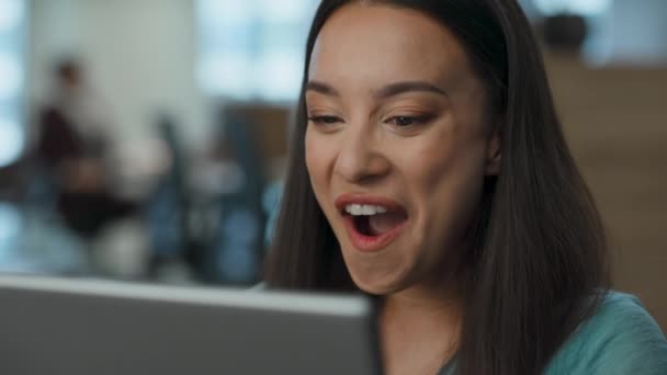 Έκπληκτος Υπάλληλος Κάνει Wow Face Στο Λόμπι Closeup Ενθουσιασμένος Επιχειρηματίας — Αρχείο Βίντεο