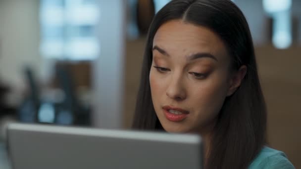 Mulher Negócios Séria Falando Tablet Espaço Coworking Close Senhora Elegante — Vídeo de Stock