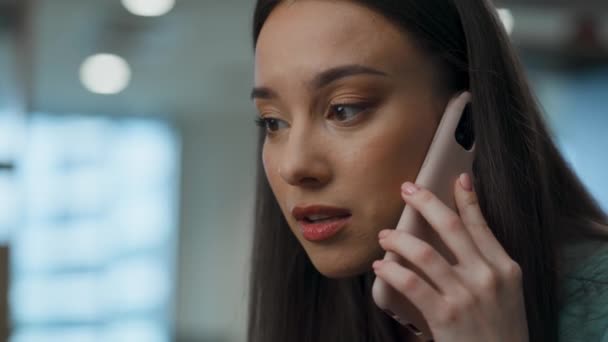 Femme Colère Téléphone Bureau Gros Plan Personne Agacée Parlant Appareil — Video