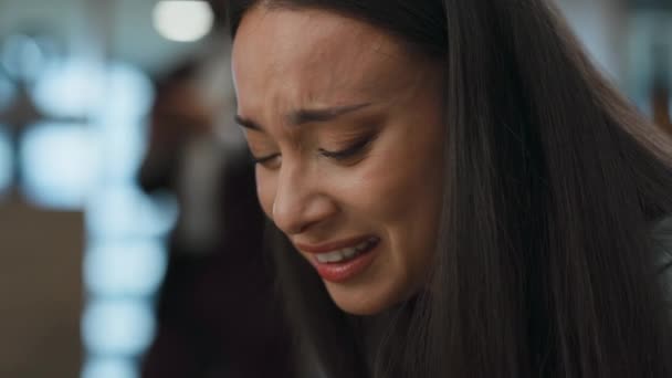 Στεναχωρημένη Γυναίκα Του Γραφείου Που Κλαίει Στον Καναπέ Από Κοντά — Αρχείο Βίντεο