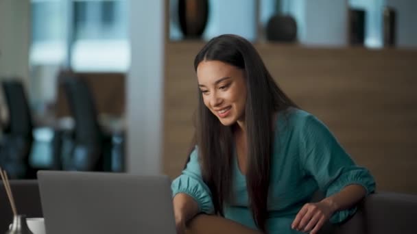 Trabalhador Bonito Cumprimentando Amigo Usando Laptop Escritório Closeup Mulher Amigável — Vídeo de Stock
