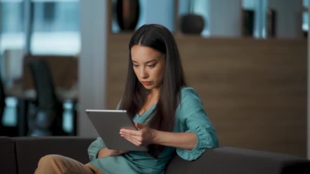 Ofiste Tablette Çalışan Düşünceli Bir Kadını Şirket Yöneticisi Sadece Uygulamayı — Stok video