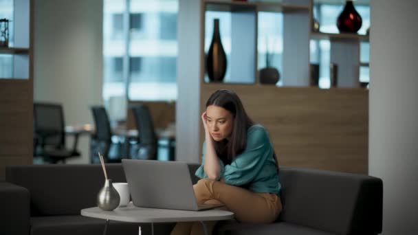 Smutne Rozwiązanie Specjalistyczne Biurze Przemyślana Kobieta Oglądająca Laptopa Rozważająca Problem — Wideo stockowe