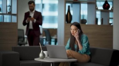 Odaklanmış takım ofis içi dizüstü bilgisayarda çalışıyor. Kendine güvenen bir işçi telefona cevap veriyor. Uzaktan kumandalı iş yerinde akıllı telefondan konuşan bir kadın. Lüks bir yerden iş adamı arıyor. 