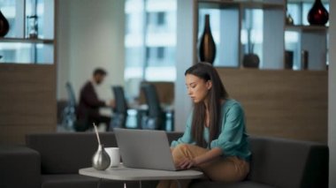 Ofis salonundaki telefonu arayan düşünceli iş kadını yakın plan. Laptop kullanan odaklanmış bir kadın. Bilgisayar klavyesini içeride yazan zeki bir yönetmen. Esmer Asyalı işyeri sahibi sorunları tek başına çözüyor.