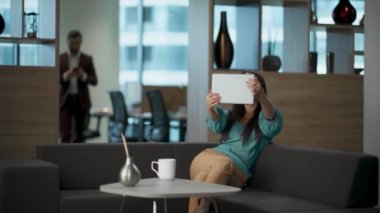 Ofiste video görüntüsü alan sevimli bir çalışan. Dinlenme odasında ped kullanan neşeli bir kız. Güzel iş kadını elinde dijital tabletle arkadaşlarıyla internetten konuşuyor. Müşteriyle gülümseyen CEO sohbeti 