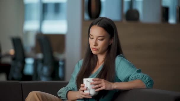 Wütender Mitarbeiter Trinkt Cappuccino Der Nähe Des Arbeitszimmers Nervöse Frau — Stockvideo