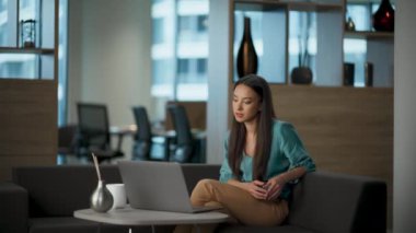 Ciddi koç internetteki web sitesi görüntülerini açıklıyor. Kendine güvenen patron laptopta eğitim videosu çekiyor. Sanal toplantı üzerine çalışan zeki bir çalışan. Kablosuz teknoloji kullanan kadın CEO.