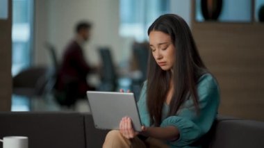 Üzgün CEO konuşan pedi kanepeye yakın oturuyor. Ümitsiz şirket yöneticisinin erkek arkadaşından ayrılması. Ağlayan bir çalışan kanepeye tablet koyuyor. Asyalı ofis kadını lobide kendini kırılmış hissediyor. Hayat sorunları konsepti