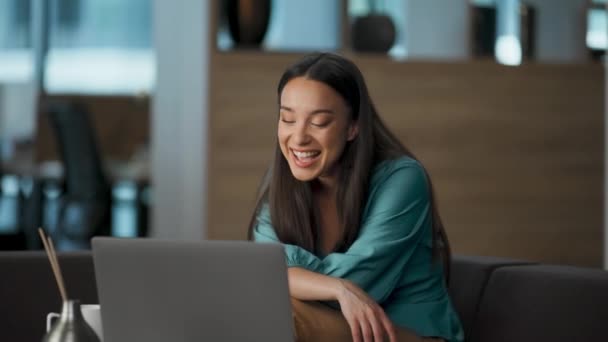 Θετική Γυναίκα Βιντεοσκόπηση Laptop Στο Λόμπι Closeup Χαμογελώντας Ειδικός Μιλώντας — Αρχείο Βίντεο
