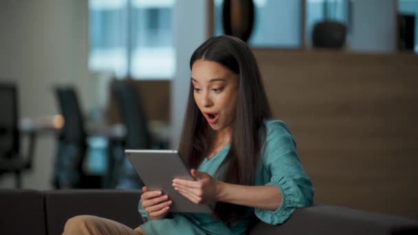 Έκπληκτη Γυναίκα Διαβάζει Ειδήσεις Tablet Στο Σύγχρονο Λόμπι Closeup Ενθουσιασμένος — Αρχείο Βίντεο