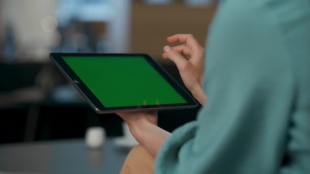 Chefe Não Reconhecido Zoom Out Tablet Cromakey Lobby Closeup Mãos — Vídeo de Stock
