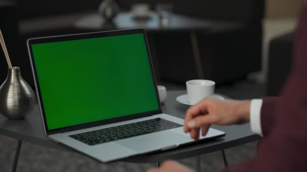 Nierozpoznawalny Biznesmen Pracujący Zamkniętymi Laptopami Ręce Wykonawcze Wpisując Komputer Chroma — Wideo stockowe