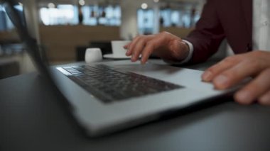 Yakın plan patron lobide dizüstü bilgisayarı kaydırıyor. Ofiste finansal strateji oluşturmak için başarılı bir yönetici çalışması. Zengin iş adamı bilgi arıyor. CEO denetim projesi çevrimiçi 