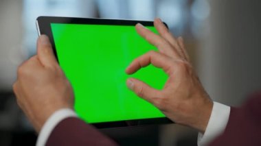 Yönetici el yakınlaştırma yeşil tablet ekranı kapatma. Anonim bir adam internette dijital bilgisayar taraması yapıyor. Tanınmayan profesyonel dokunmatik kromakey görüntüsü. Çevrimiçi iş konsepti 