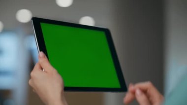 Bilinmeyen bir çalışan ofiste modelleme cihazı konuşması yapıyor. Anonim kadın yönetici internetten Chromakey video görüşmesi yapıyor. Tanımlanamayan patron yeşil ekran bilgisayara el sallıyor
