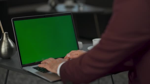 Αναγνωρισμένος Ελεύθερος Επαγγελματίας Που Χρησιμοποιεί Πράσινο Γραφείο Φορητών Υπολογιστών Οθόνης — Αρχείο Βίντεο