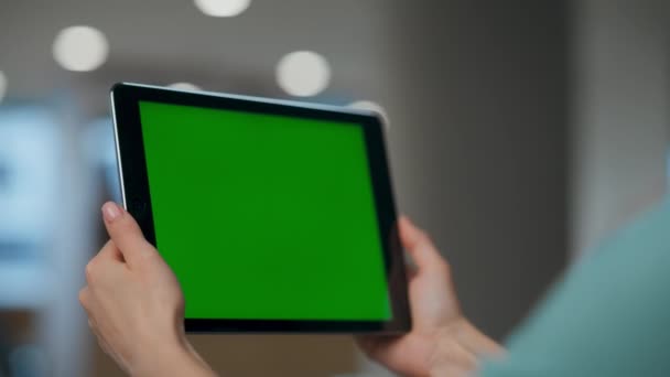 Ceo Femeie Căutarea Calculator Ecran Verde Locul Muncă Closeup Regizor — Videoclip de stoc