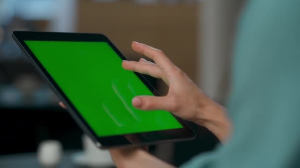 Kobieta Ręce Powiększyć Zielony Ekran Urządzenia Zbliżenie Udany Deweloper Testuje — Wideo stockowe