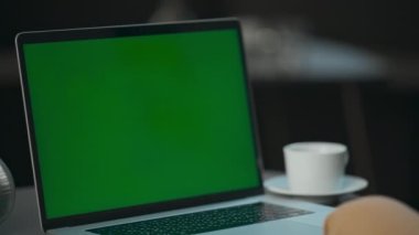 Tanımlanamayan bir çalışan yeşil ekran cihazını kapatıyor. Ofis müdürü bilgisayar görüntülerini çevrimiçi yapıyor. Açık alandaki görüntülü sohbet kroma tuş ekranında açıklayan akıllı ceo jestleri