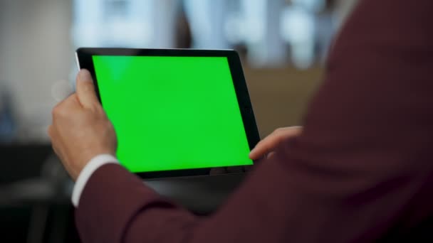 Zakenman Armen Raken Groene Display Tablet Computer Kantoor Close Onbekende — Stockvideo