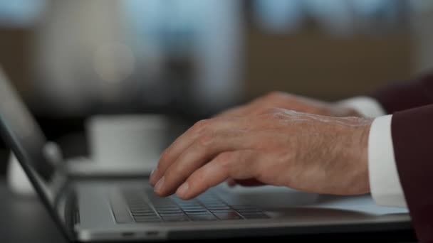 Ofiste Klavyeyi Daktilo Eden Adamı Kolları Bilinmeyen Ceo Makro Görünüm — Stok video