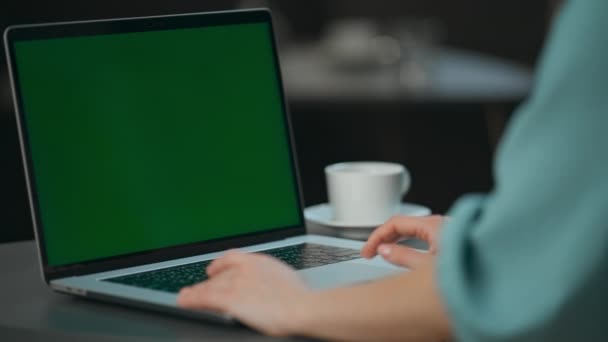 Nieznany Reżyser Wpisujący Makietę Biurze Kobiece Ramiona Pracujące Zielonym Ekranie — Wideo stockowe