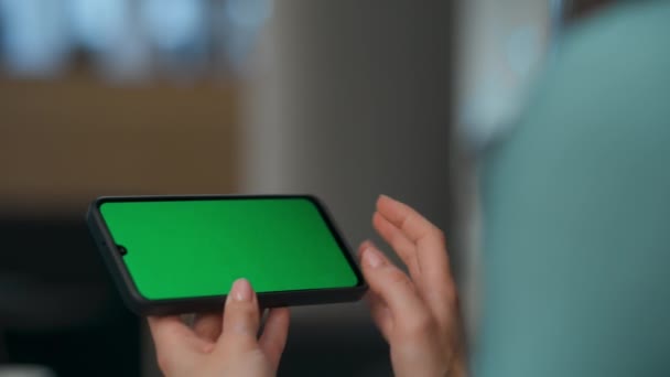 在休息厅使用绿色屏幕智能手机 有钱女人摸现代模拟电话 身份不明的公司所有者正在研究铬钥匙装置 业务分析员查询信息 — 图库视频影像