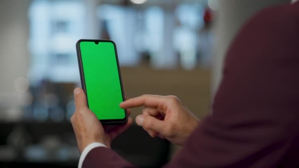 Користувач Вимикає Зелений Екран Мобільного Телефону Вестибюлі Крупним Планом Рука — стокове відео