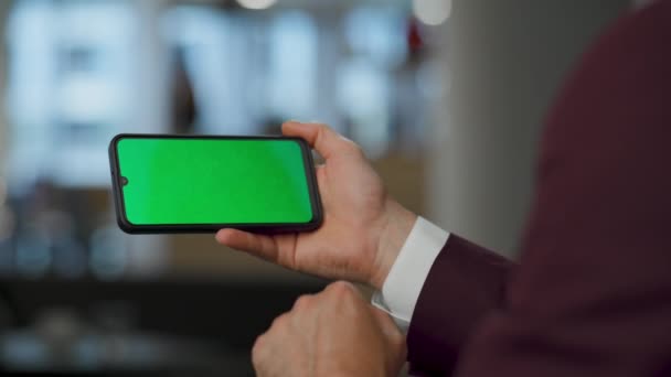 Крупним Планом Руки Використовують Зелений Екран Смартфона Лаунжі Формальний Одяг — стокове відео