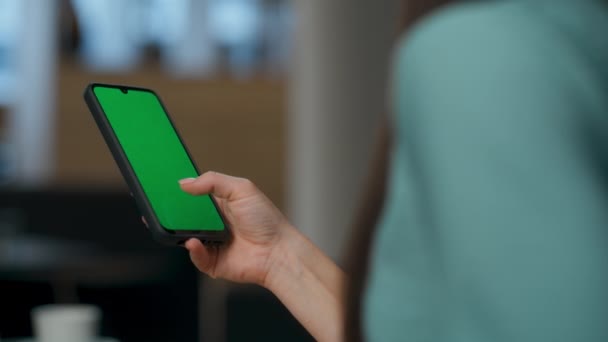 Nicht Wiederzuerkennende Führungskräfte Tippen Green Screen Smartphone Der Lobby Nahaufnahme — Stockvideo