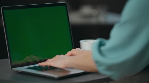 Деловая Женщина Работает Компьютере Зеленым Экраном Офисе Крупным Планом Неузнаваемый — стоковое видео