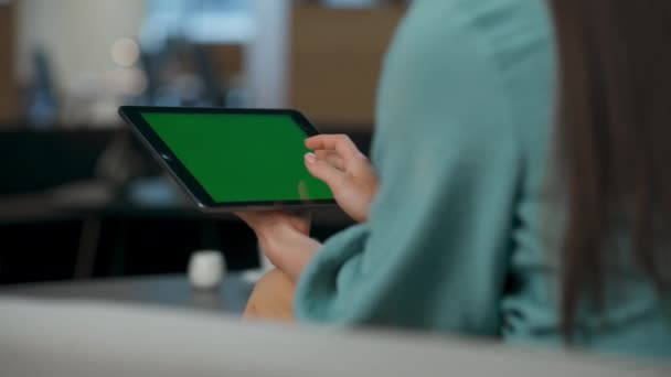 Lider Ofis Kapanışında Tablet Araklıyor Simsiz Bir Kadın Yeşil Ekran — Stok video