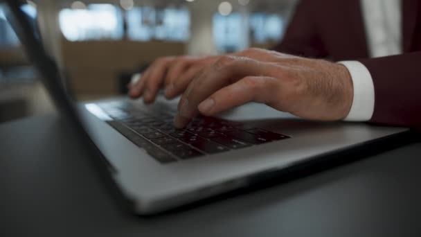 Ofiste Dizüstü Bilgisayarla Çalışan Tanınmayan Bir Ceo Adam Elleri Klavyede — Stok video