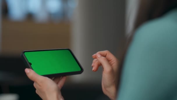 Nahaufnahme Anonym Ceo Touch Green Screen Smartphone Der Lobby Frau — Stockvideo
