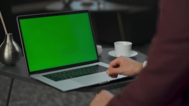Anonim yönetmen lobide kromakey laptop 'a dokunuyor. Girişimci kolları yeşil ekran cihaz klavyesinde dokunmatik ped kullanıyor. Bilinmeyen CEO çalışan makro görünümü. Yönetici elleri bilgi arıyor 
