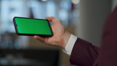 Lider ofis kapanışında cep telefonunu araklıyor. İsimsiz bir adam yeşil ekran şablon cihazını kaydırıyor. Bilinmeyen genel müdürün dinlenen krom anahtarı. Finansal analist gazete okuyor.