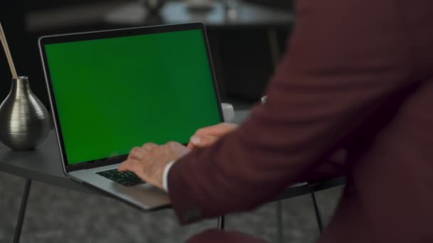 キャビネットの緑の画面のラップトップにメッセージを送る男の腕を閉じます Chromakeyデバイスキーボード上の匿名のCeo押しボタン 職場でモックアップコンピュータを使用して未知のスマートディレクター テクノロジーの概念 — ストック動画