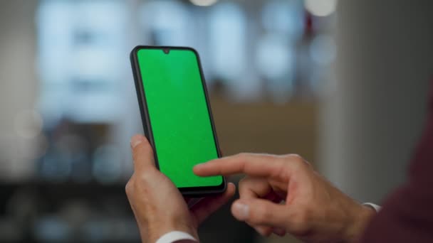 Ofiste Akıllı Telefon Yazan Başarılı Bir Adamı Açık Alanda Yeşil — Stok video