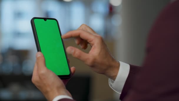 Yönetici Kolları Kapalı Mekandaki Cep Telefonuna Yakınlaştırıyor Ofiste Yeşil Ekranda — Stok video