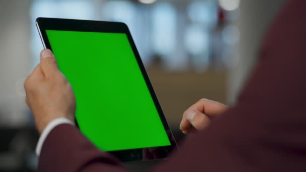 Homme Affaires Bras Navigation Internet Sur Tablette Maquette Intérieur Gros — Video
