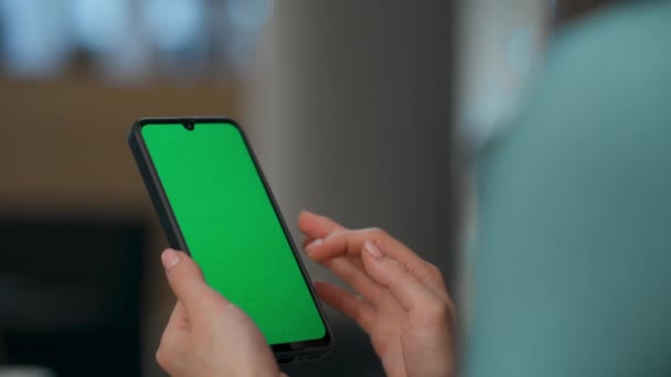 女商人的胳膊伸向室内模仿手机 Closeup未知开发人员在办公室使用绿色屏幕触摸板 管理员手在大堂用彩色按键智能手机浏览互联网 — 图库视频影像