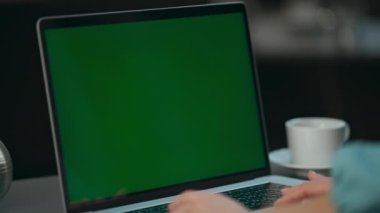 Yeşil ekran laptop ofisi kullanan tanınmayan serbest çalışan. Yakın plan akıllı kadın model bilgisayarda haber okuyor. Yakın plan iş kadını elleri krom anahtar defteri işyerinde çalışıyor. Kablosuz teknolojiler 