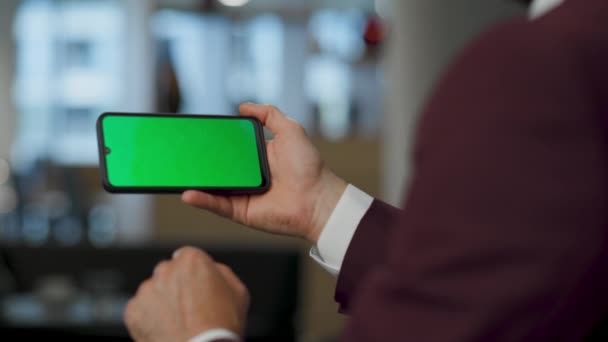 ビジネスマンは携帯電話のモックアップキーでインターネットを検索腕 クロマスクリーンスマートフォンで正式なボスを閉鎖します 緑のディスプレイ電話アプリをオンラインで使用して認識されていない開発者 コミュニケーションの概念 — ストック動画