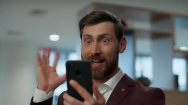 Ofis binasının yakınından geçen sürpriz CEO heyecanını dile getirdi. Öforik iş adamı başarıyı merak edip el sallıyor. Zaferi kutlayan çok mutlu menajer işteki mutlu haberlerin tadını çıkarıyor. Zafer konsepti 