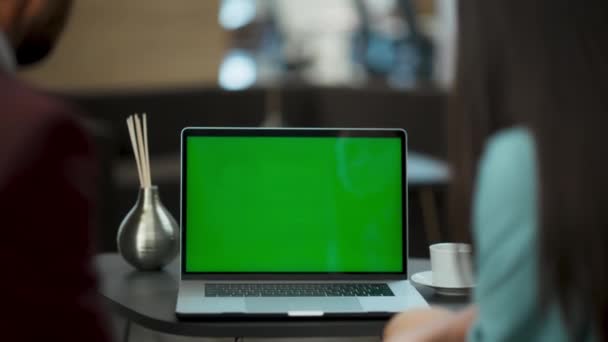 Nieznany Zespół Korzystający Zielonego Laptopa Holu Anonimowi Współpracownicy Pracujący Online — Wideo stockowe