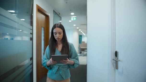主任医师在办公室走廊观看平板电脑屏幕 Closeup公司经理单独使用数码设备 现代玻璃墙建筑中的女商人带着无线计算机行走 — 图库视频影像