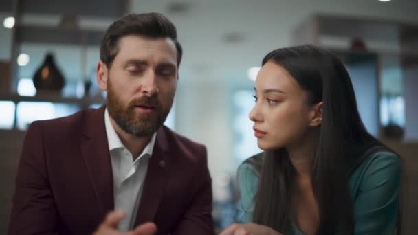 Başarılı Girişimci Çift Ofiste Müşterilerini Internetten Konuşuyor Adamları Yerinde Internet — Stok video