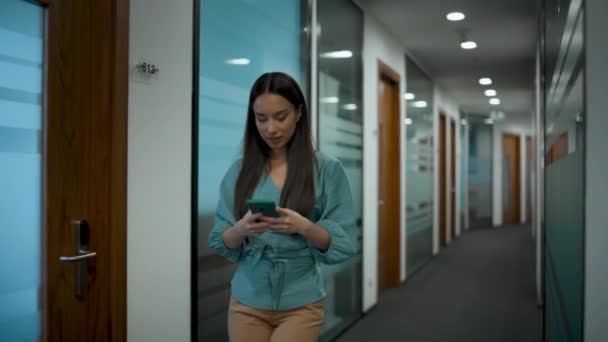 Smiling Entrepreneur Walking Office Corridor Smartphone Closeup Corporate Worker Reading — Stock Video