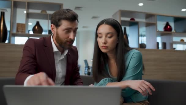 Diverse Business Group Brainstormen Coworking Closeup Collega Die Laptop Typen — Stockvideo